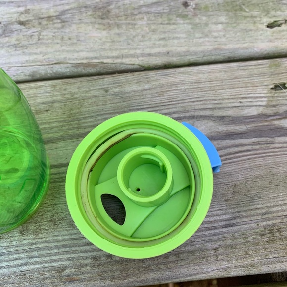 Green water bottle-great condition! Must sell! - Picture 7 of 7